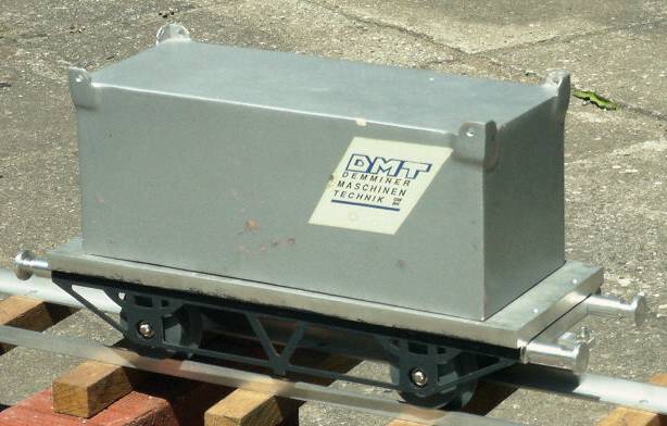 Universal-Flachwaggon mit Container