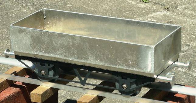 Universal-Flachwaggon mit Schüttgutaufsatz