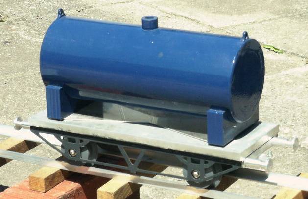 Universal-Flachwaggon mit Tankaufsatz